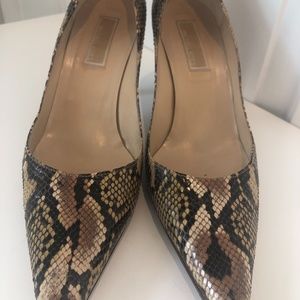 MICHAEL KORS SNAKESKIN HEELS, SIZE 8M